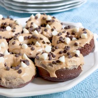 donat kacang coklat